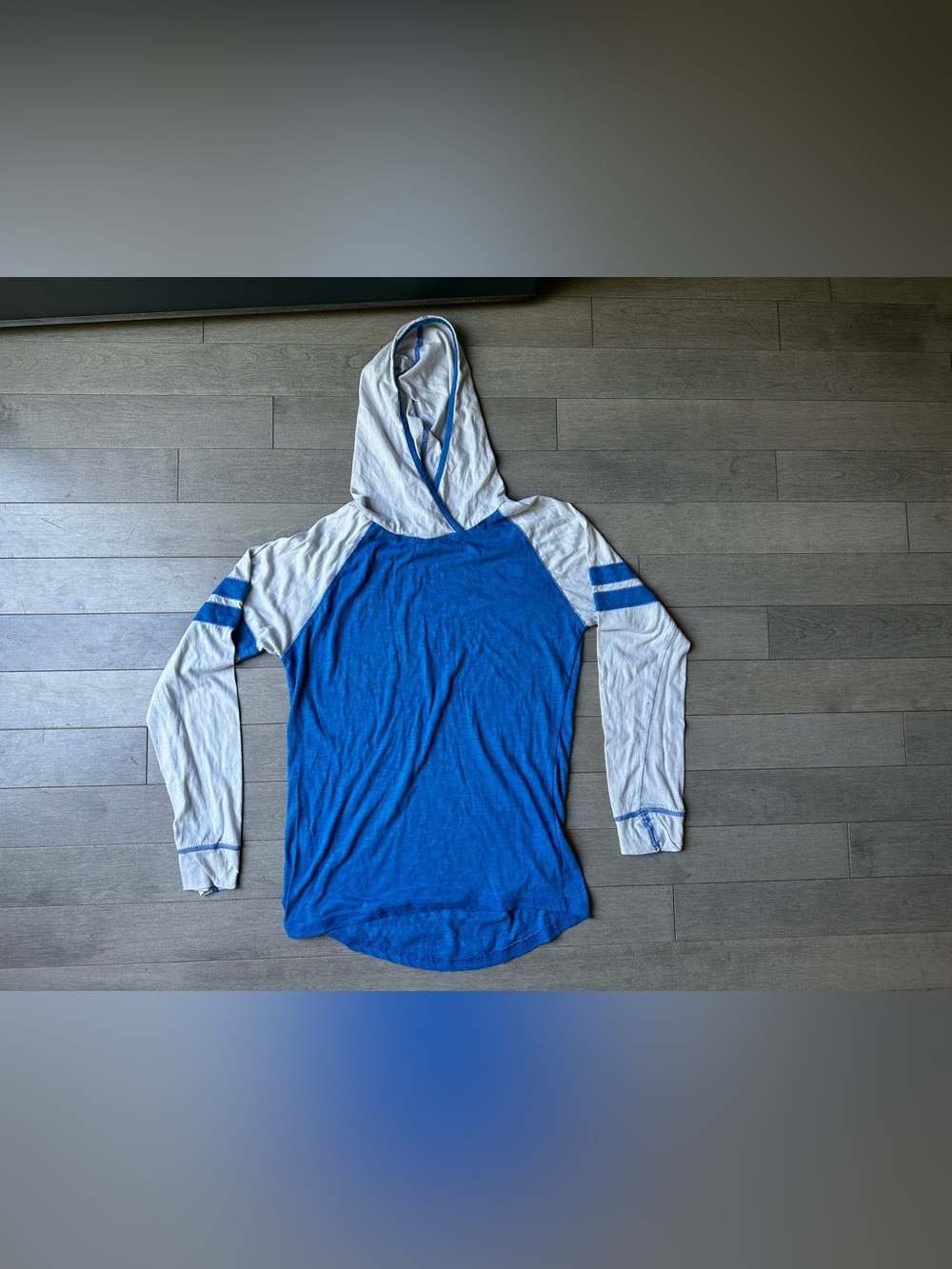 Women’s Blue And White Since 1981 Sporty Raglan Style Lightweight Hoodie Size LG